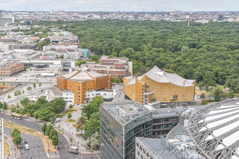 Vista aérea del Tiergarten, la Filarmónica y la Sala de la música de cámara desde la torre Kollhof en Berlín