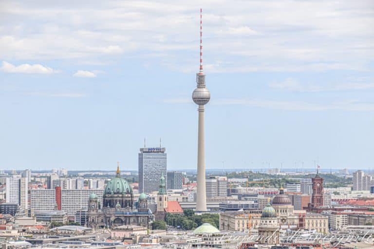 Vista aérea del centro de Berlín desde la torre Kollhof donde sobresale la Torre de la Televisión y la Berliner Dom, Berlín