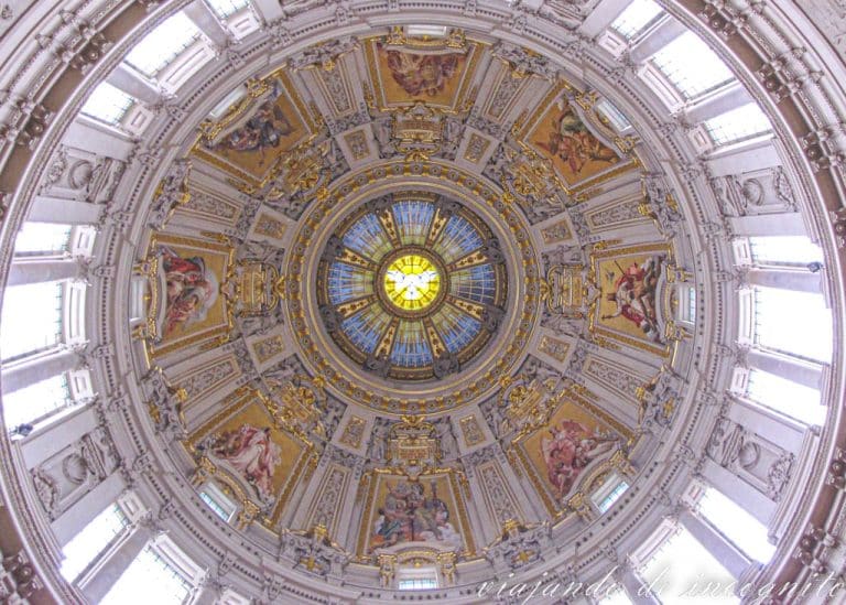 Interior decorado de la cúpula de la Berline Dom