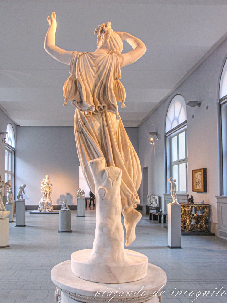 Escultura de la bailarina de Antonio Canova, en el museo Bode