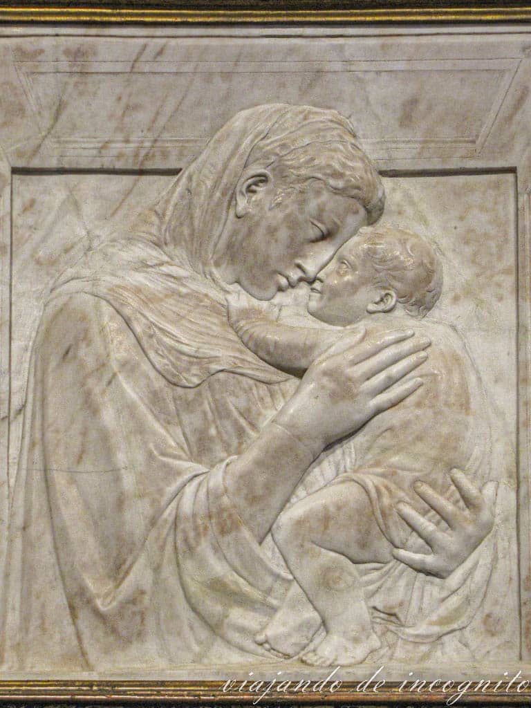 Relieve de la Madonna Pazzi de Donatello en el Museo Bode