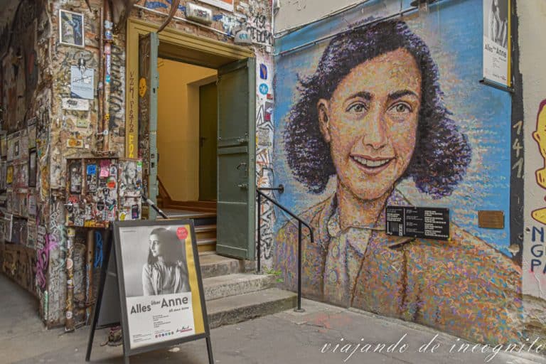 Mural de Ana Frank junto a la entrada del Centro Ana Frank en el callejón de los Pollos Muertos, Berlín