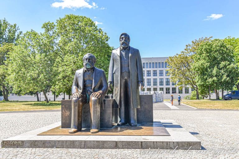 Escultura de Marx y Engels en el Foro Marx-Engels, Berlín