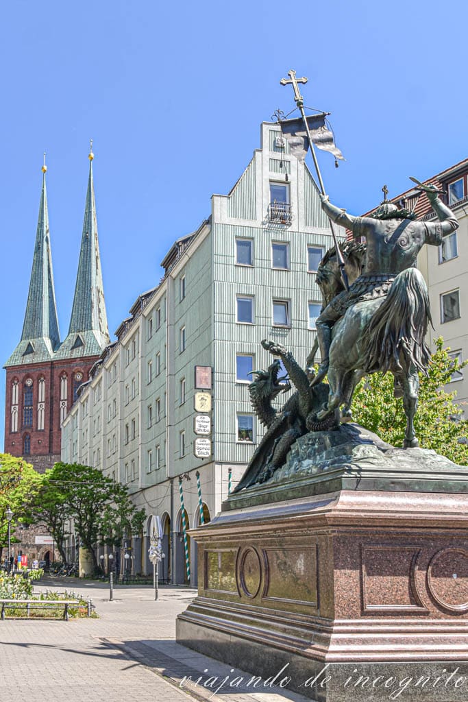 Estatua de San Jorge mirando al Barrio de San Nicolás con las torres de la iglesia, Berlín