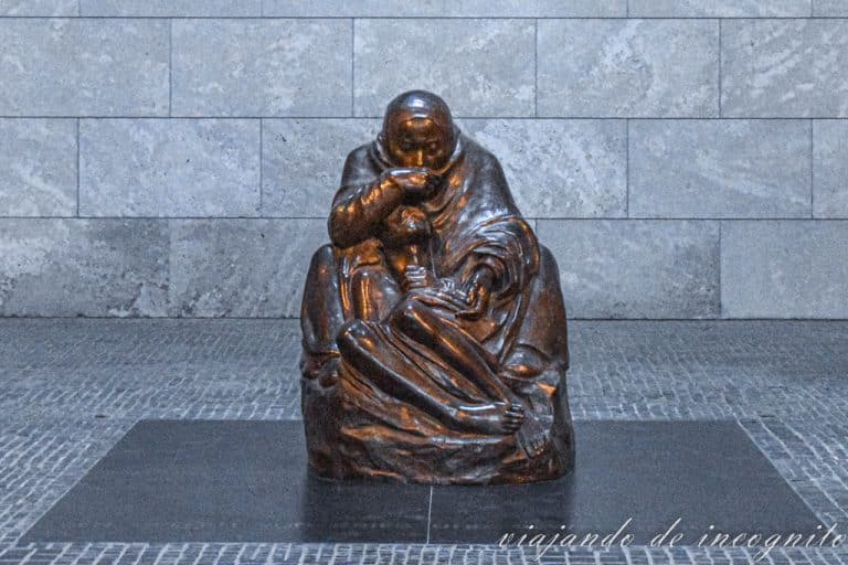 Escultura de la Madre con hijo muerto de Käthe Kollwitz en el interior de la Nueva Guardia, Berlín