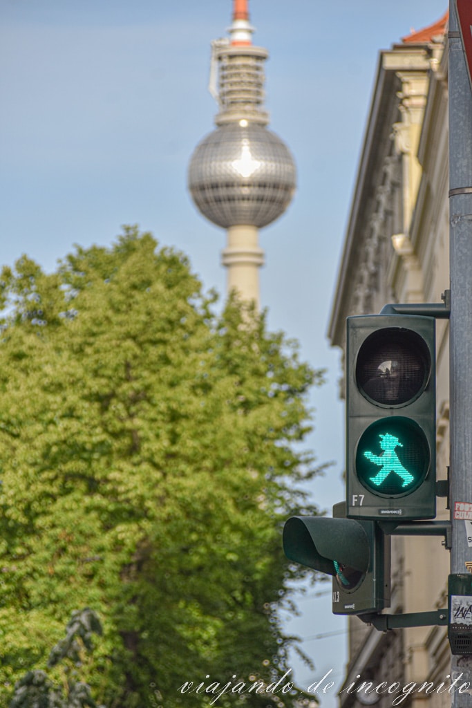 Semáforo en verde con el muñeco típico de la Alemania del Este en la Calle Oranienburg y con la torre de la televisión al fondo
