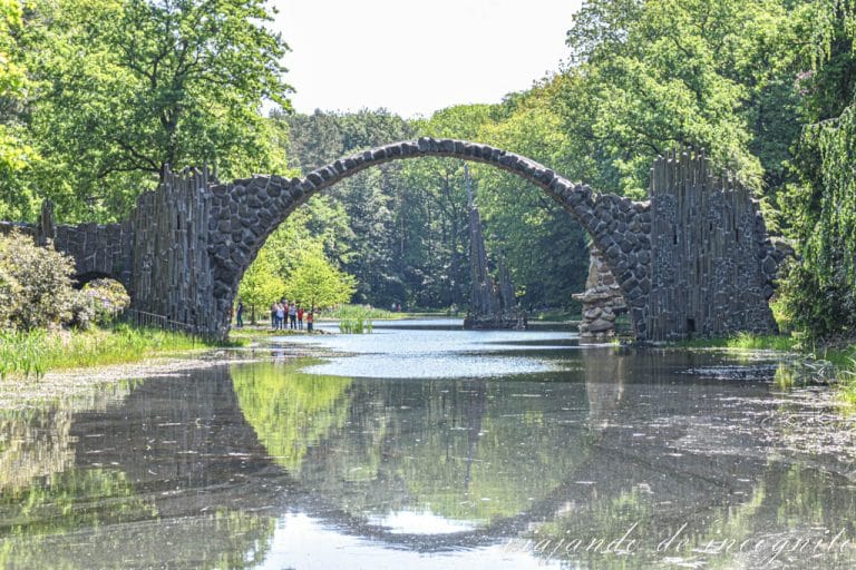 Primer plano del Rakotzbrücke y su reflejo perfecto en el agua