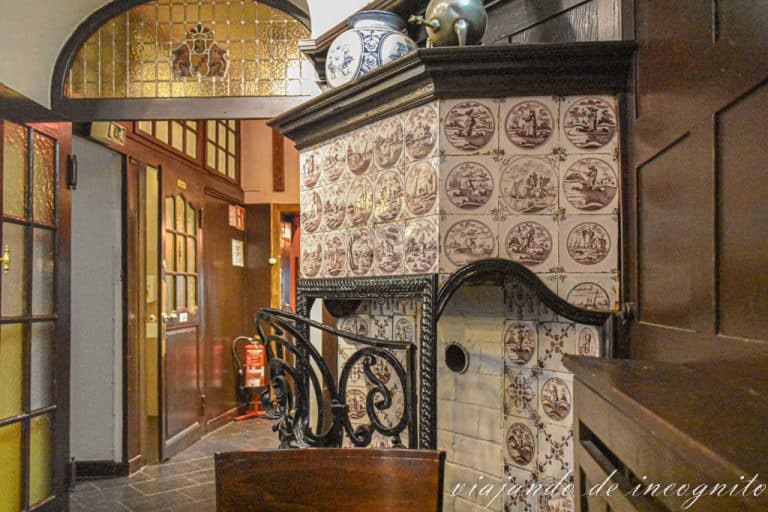 Interior del café Van den Daele con una chimenea de azulejos morados Aquisgrán