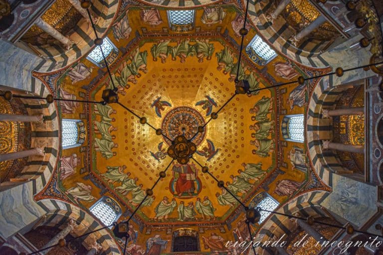 Vista desde abajo del interior de la cúpula de la catedral de Aquisgrán decorado con un mosaico