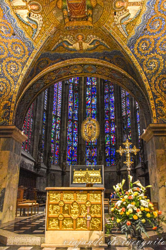 Interior Catedral de Aachen con mosaicos en el techo, y santuario y vidrieras al fondo