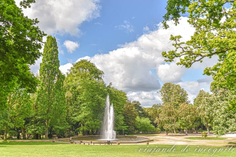 Fuente en el parque de la ciudad de Aquisgrán rodeada de árboles