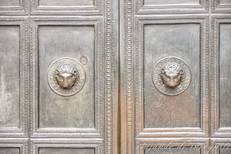 Puerta de bronce con dos cabezas de lobos, Catedral de Aquisgrán