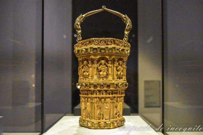 Recipiente agua bendita del s. XI, en marfil, tesoro de la catedral de Aquisgrán