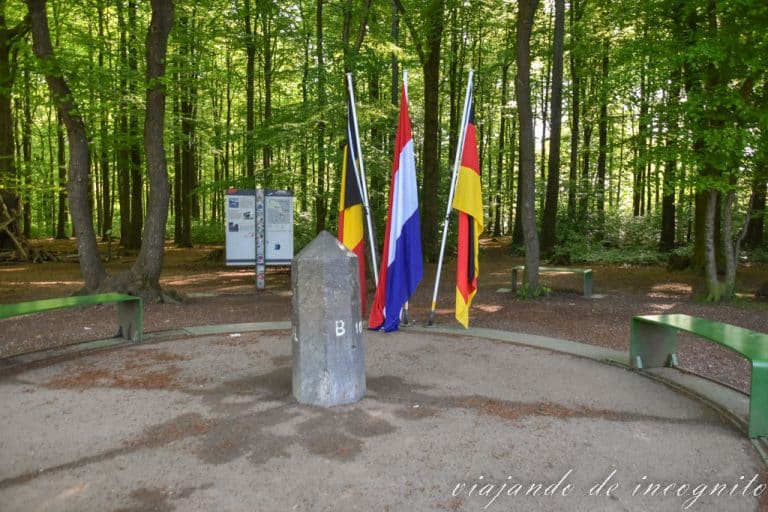 punto fronterizo entre Alemania, Holanda y Bélgica con las banderas de cada país