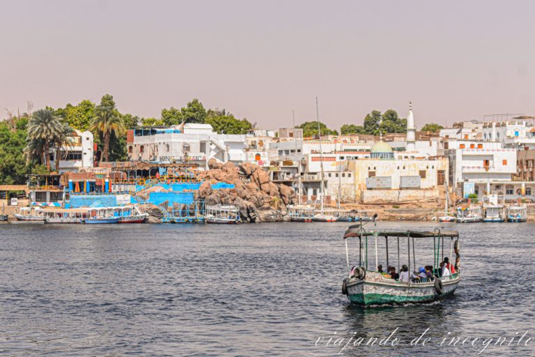 Barca con personas cruzando el río Nilo desde la isla Elefantina hasta Asuán