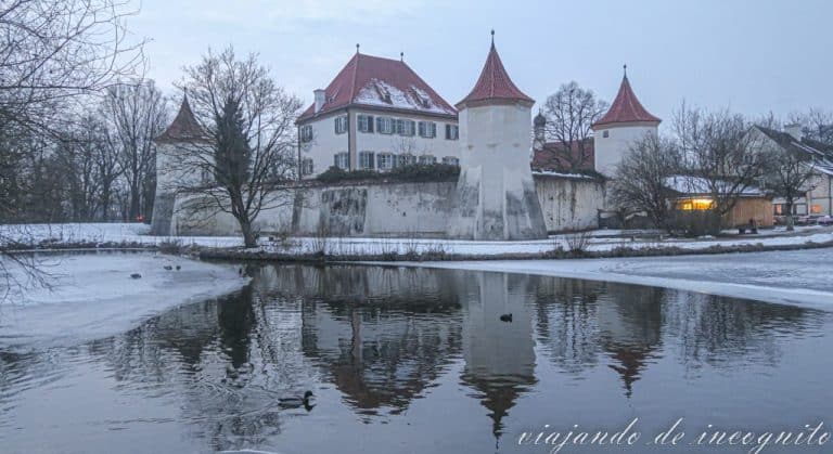 Castillo de Blutenburg en Múnich durante el invierno y reflejado en el agua