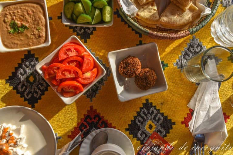 Desayuno egipcio a base de tomate, pepino, falafel, queso , ful medames y pan de pita