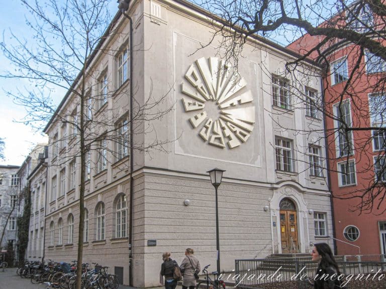 Edificio de Múnich con el memorial a Georg Elsser en el que se puede leer 8 de noviembre de 1939 y recuerda una explosión