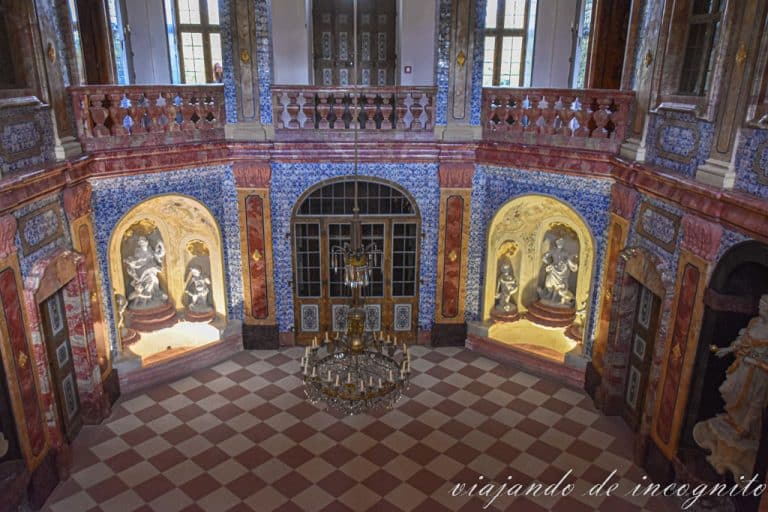 Sala del palacio Favorite en rastatt decorada con estatuas y azulejos blancos y azules
