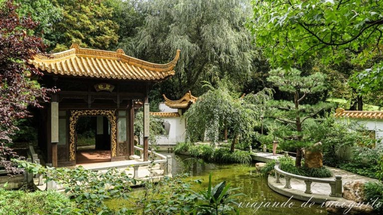 Pabellón de verano rodeado de árboles y junto a un estanque en el jardín chino del Westpark de Múnich