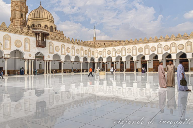 Patio de color blanco de la mezquita de al-Azhar en el Cairo. Se ven las columnas y la cúpula reflejadas en el suelo.