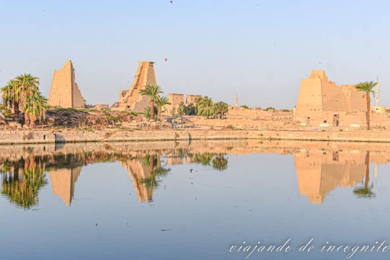 Reflejo de diferentes edificaciones en el lago sagrado del templo de Karnak. Esta es una de las visitas que hacer en Lúxor