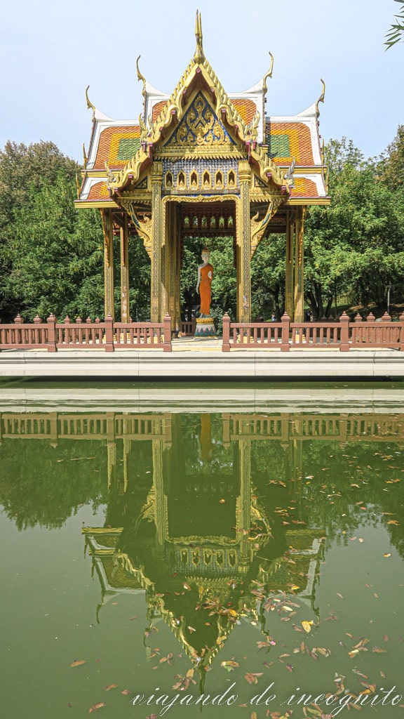 El templo tailandés con un Buddha en su interior del Westpark de Múnich reflejado en el agua del estanque
