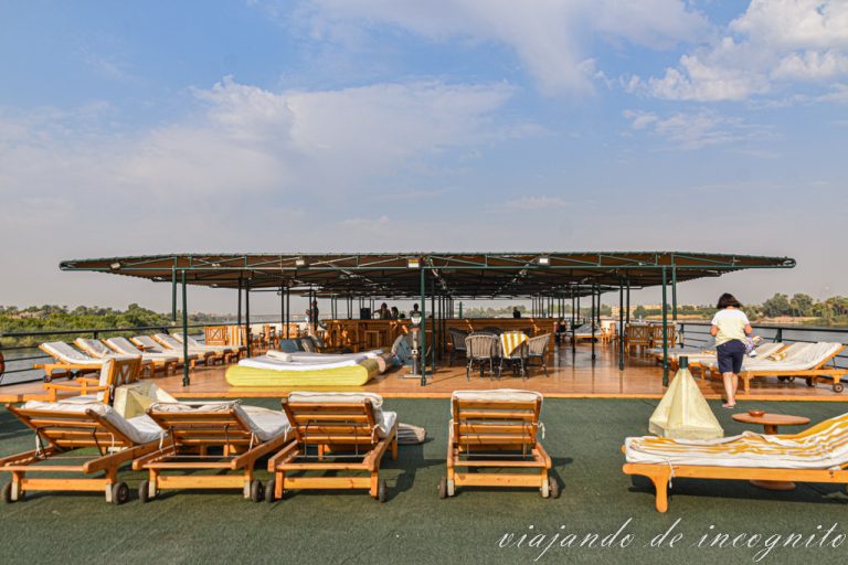 Terraza de un crucero por el Nilo con tumbonas y cafetería