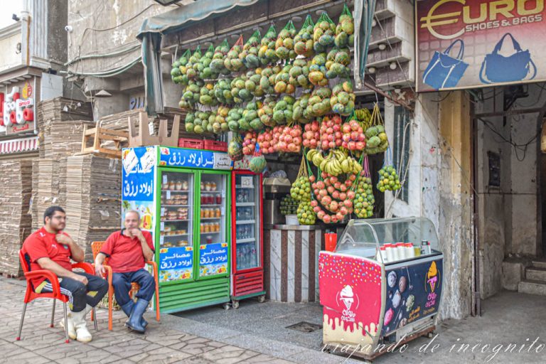 Tienda de zumos en el Cairo con numerosas frutas colgando de ella