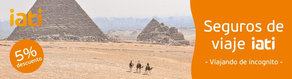 Imagen de tres camellos frente a las pirámides de Giza usada para anunciar los seguros de viaje Iati