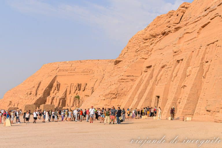 Mucha gente haciendo cola para entrar en el templo de Ramsés II y de Nefertari en Abu SImbel