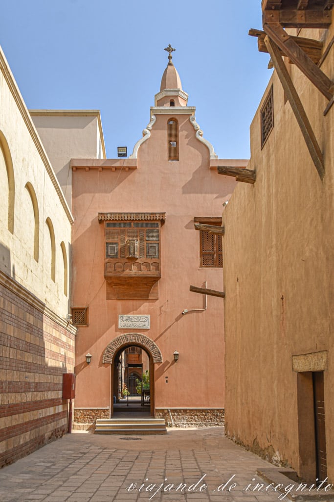 Calle del Barrio Coptp que termina en la entrada a la iglesia de la Virgen María