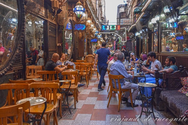 Gente sentada en la terraza del café de los Espejos en el bazar de Jan el Jalili