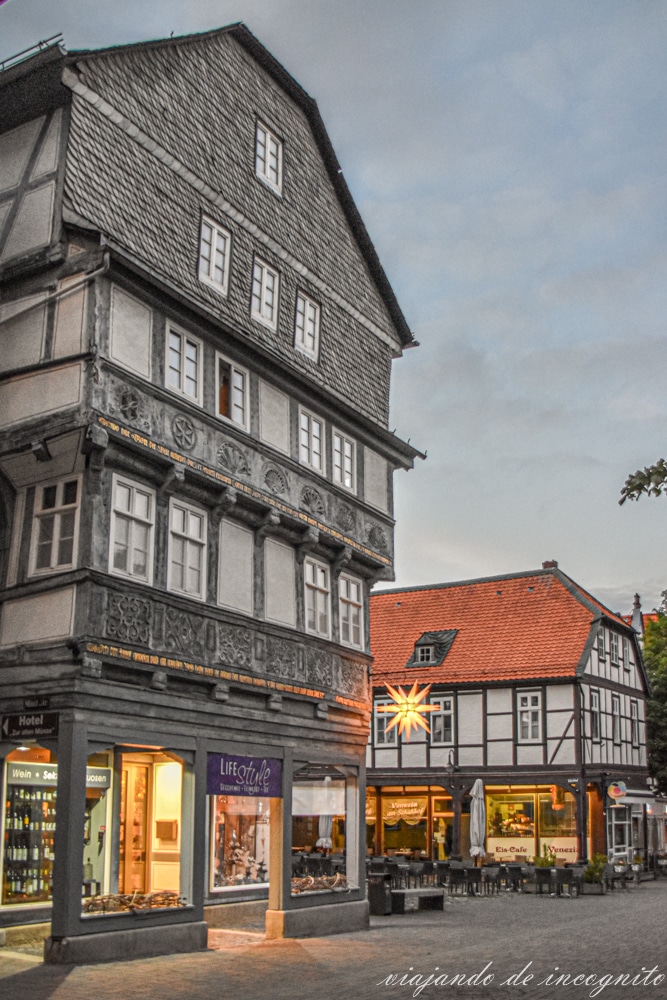 Casa de entramado de madera y pizarra decorada con una estrella iluminada, Goslar