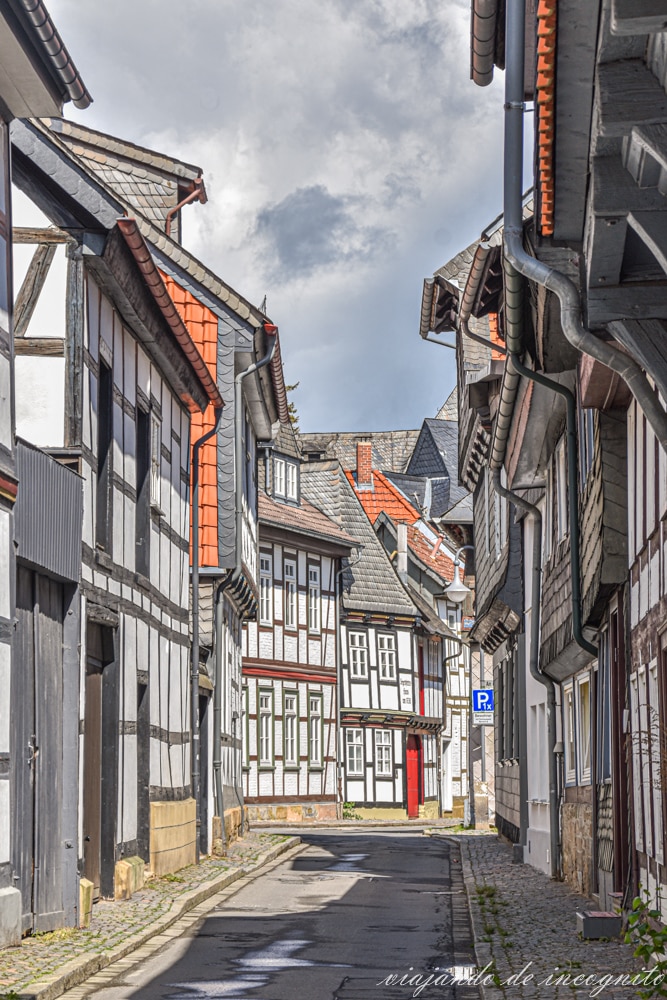 Calle de Goslar con casas de entramado de madera de baja altura