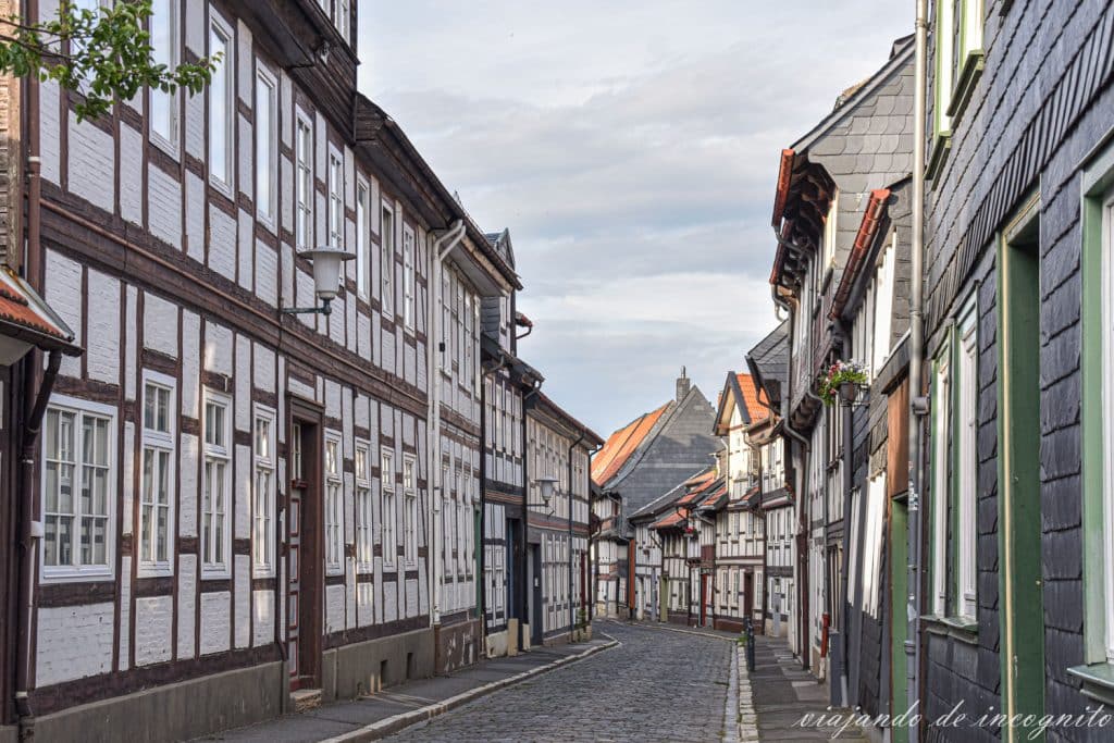 Calle empedrada de Goslar con casas de entramado de madera de baja altura