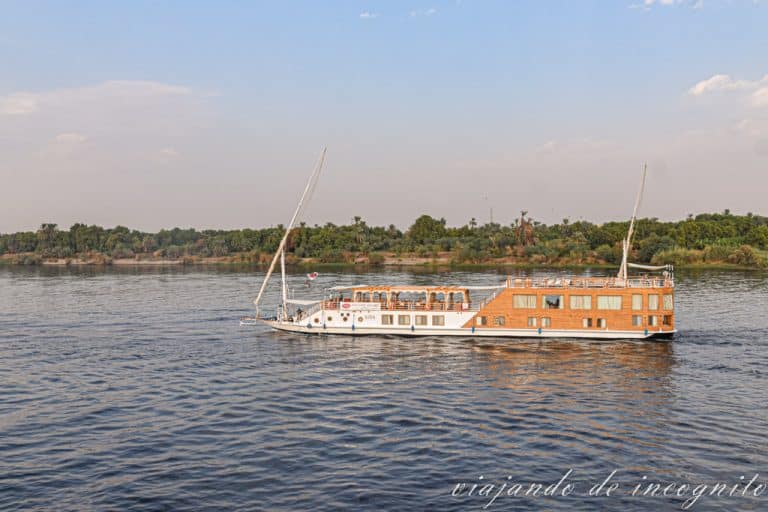 Dahabiya Aida navegando por el Nilo