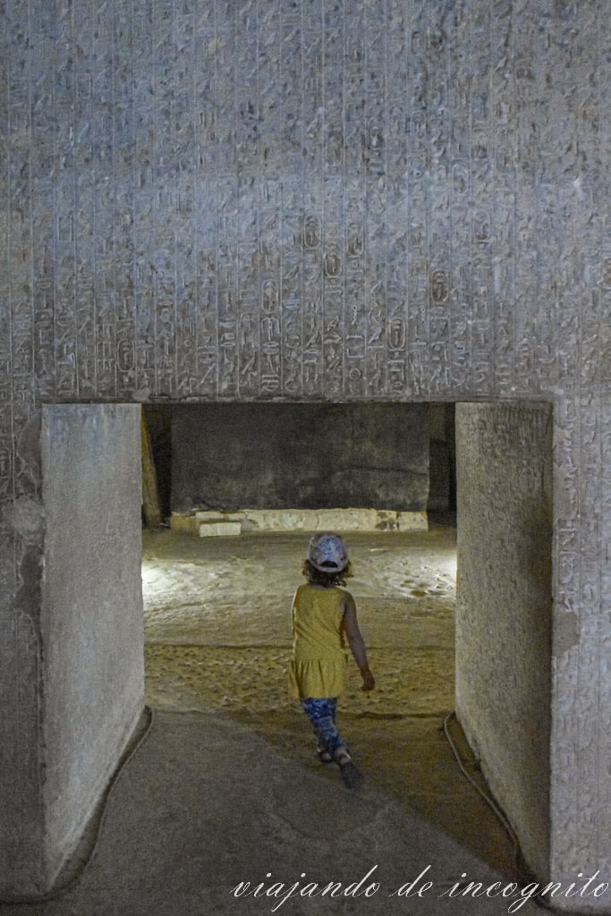 Niña pequeña entrando en la sala de la pirámide de Teti
