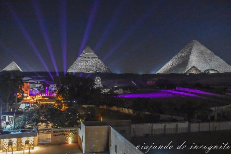 Espectáculo nocturno de luz y sonido en las pirámides de Guiza visto desde la terraza de uno de los hoteles frente a la esfinge