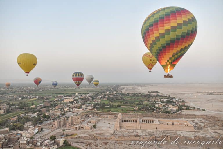 Diez globos de diversos colores sobrevolando las ruinas de Medinet Habu en Luxor