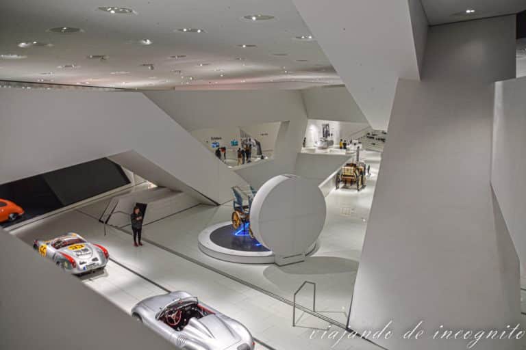 Interior blanco y luminoso del museo Porsche
