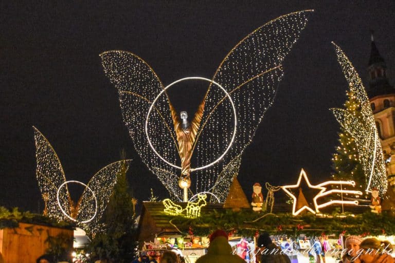 Ángeles con alas iluminadas decorando el mercado de navidad de Ludwigsburg