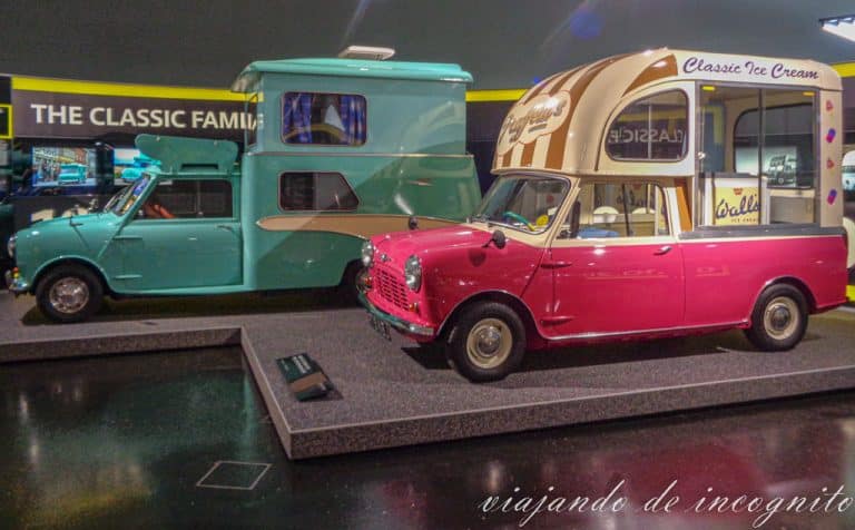 Dos vehículos BMW, uno rosa chicle y otro turquesa, en el museo de esta marca