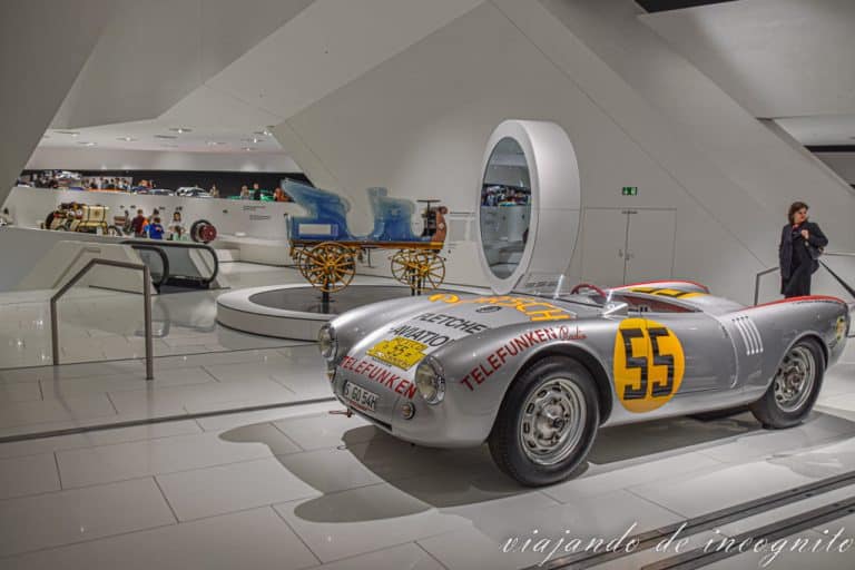Coches Porsche expuestos en el interior blanco del museo Porsche