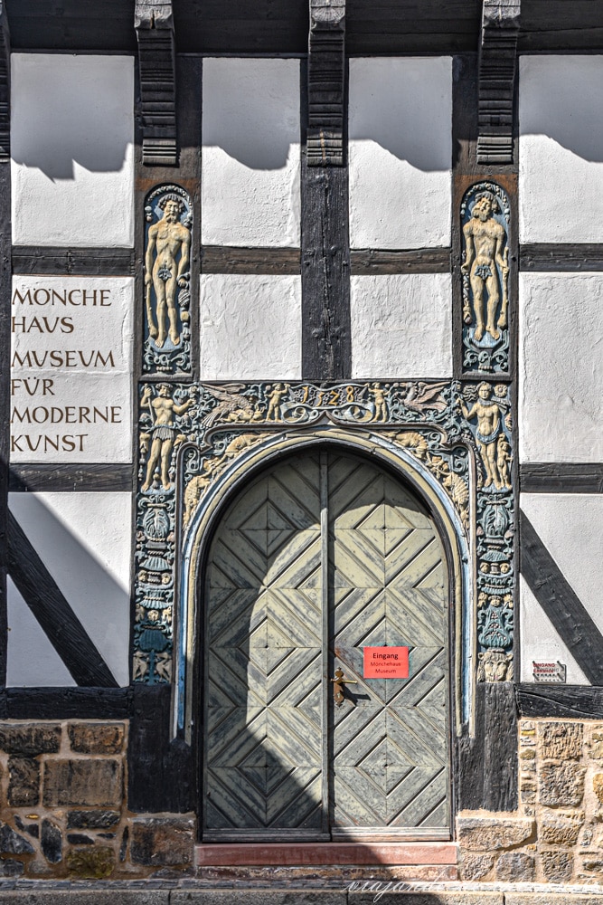 Puerta del Mönchehaus que está decorada con figuras talladas en la madera de Adán y Eva