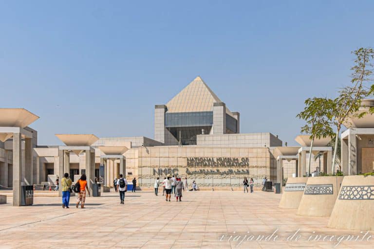 Explanada exterior del museo nacional de las civilizaciones egipcias, donde se ve la pirámide que corona el museo