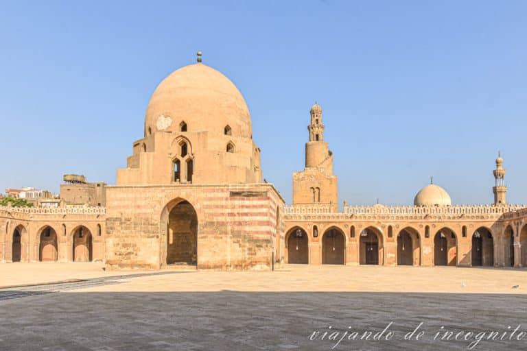 Patio vacío de la mezquita de Ibn Tulun con el minarete al fondo
