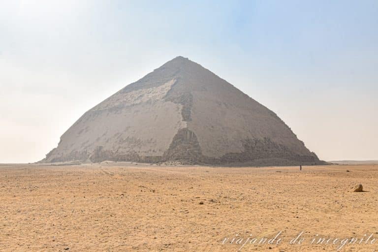 La pirámide acodada en Dahshur con la luz de la mañana