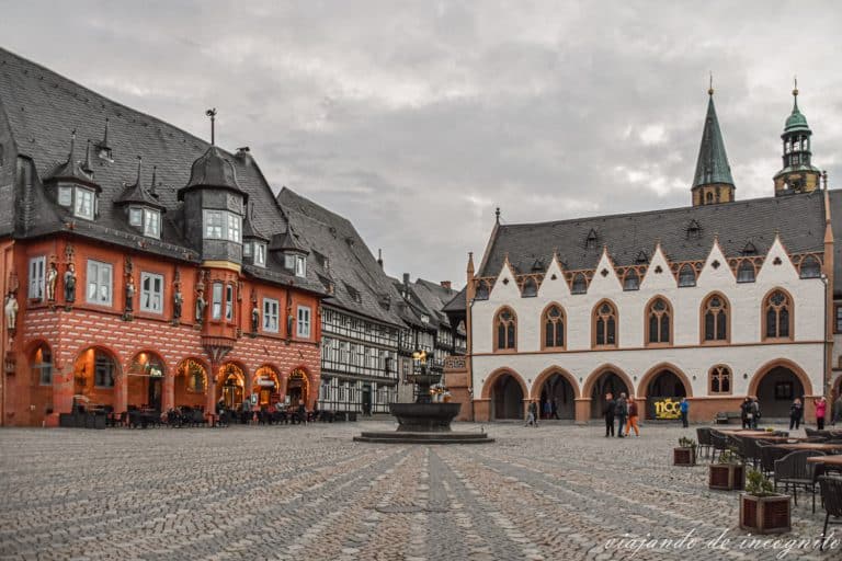 Vista del ayuntamiento y del Kaiserworth en la plaza del mercado de Goslar