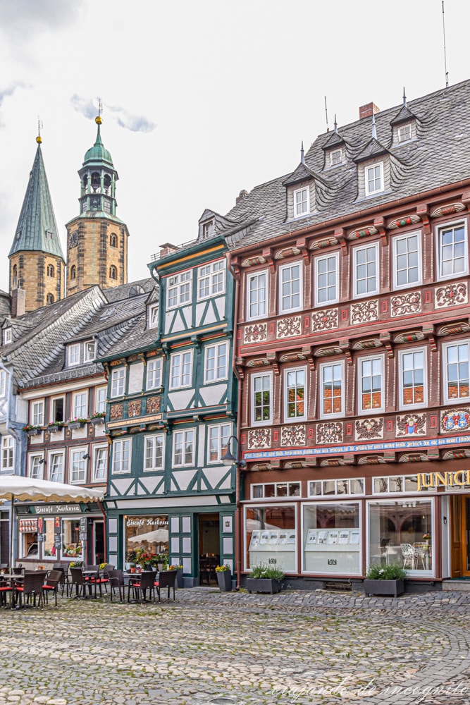 Uno de los lados del Schuhof con bonitas casas de entramado bellamente decoradas y con las torres de la iglesia del mercado asomando tras ellas